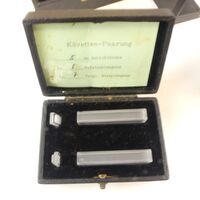 Voorwerpen Adlib\V09166.b-s3.jpg; V09166.b; Onderdelen spectrofotometer in bak; Spectrofotometer onderdelenSpectrophotometer components